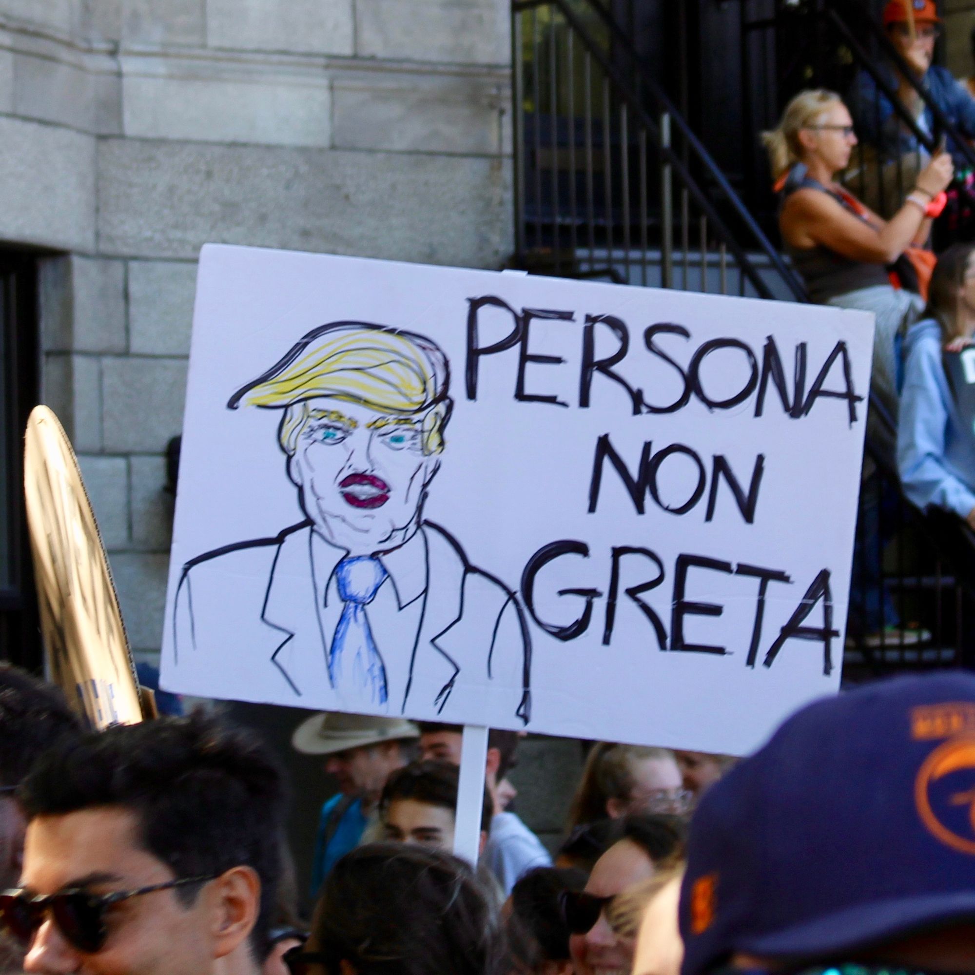 Affiche comprenant un dessin de Donald Trump, avec le message et jeu de mots suivant: «Persona non Greta».