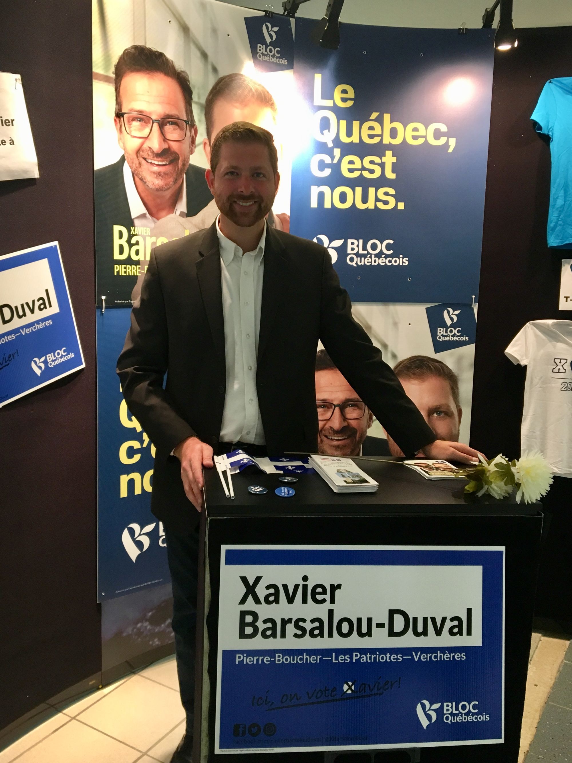 Le candidat bloquiste Xavier Barsalou-Duval à son bureau de campagne à Varennes